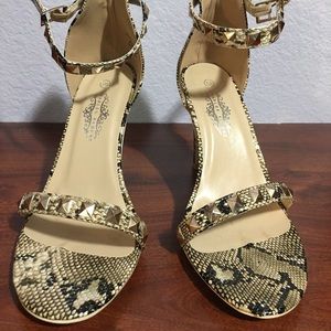 10WW faux snake skin heels